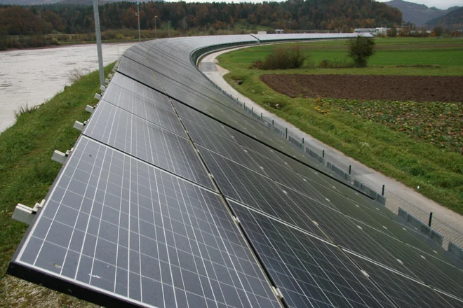 Sončna energija bo imela pomembno vlogo pri ozelenitvi energetike. FOTO: Janoš Zore/Delo
