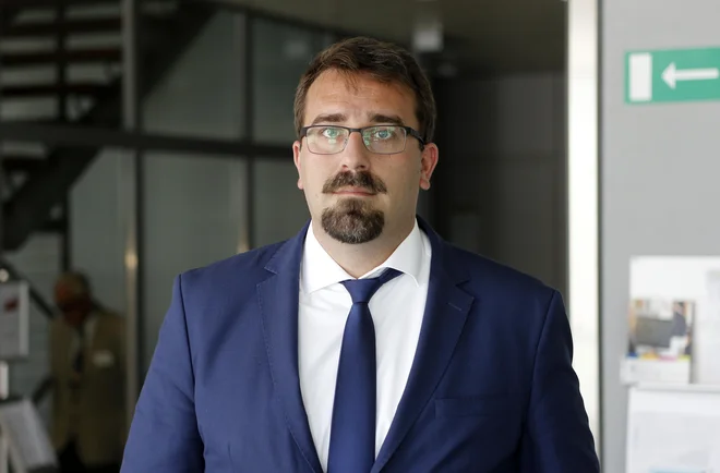 Župan Ajdovščine Tadej Beočanin je vesel donacije domačih podjetnikov. FOTO: Blaž Samec/Delo
