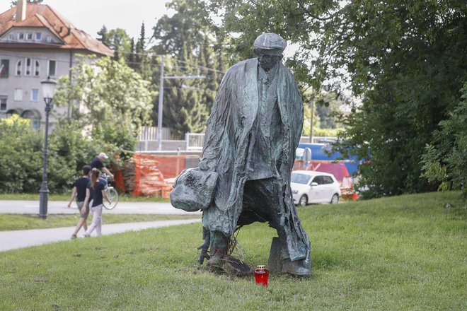 Od leta 2017 je v ljubljanskem Tivoliju spomenik slovenskemu pisatelju iz Trsta. FOTO: Leon Vidic

