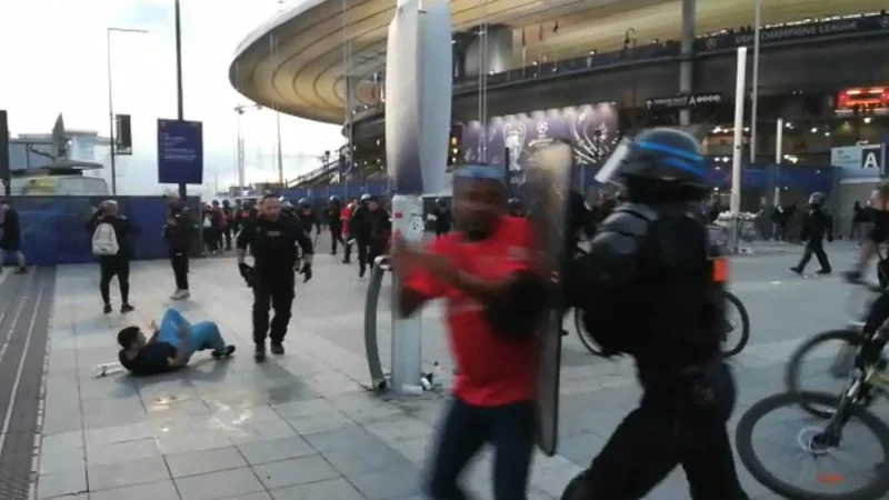 Fotografija: Francoski policisti so v soboto v Parizu prijeli več kot sto oseb. FOTO: Maryam El Hamouchi/AFP