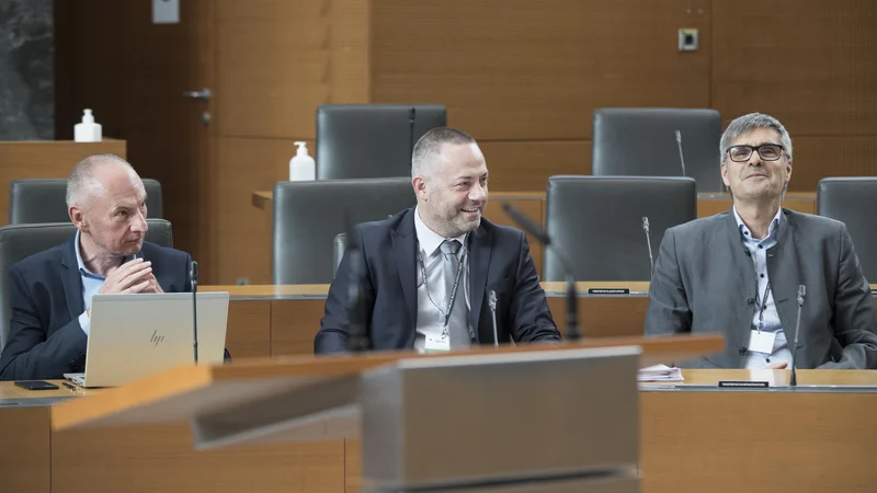 Fotografija: Danijel Bešič Loredan, kandidat za zdravstvenega ministra. Ob njem Aleš Šabeder in Dorjan Marušič. FOTO: Jure Eržen/Delo