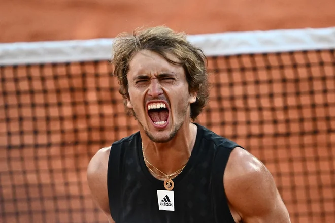 Alexander Zverev a hurlé d'excitation après avoir atteint les demi-finales de Roland-Garros.  PHOTO : Anne-Christine Poujoulat/AFP