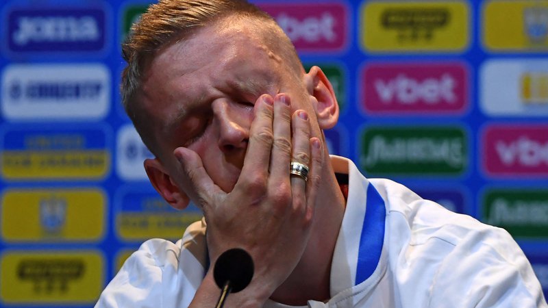 Fotografija: Ukrajinec Oleksandr Zinčenko je bil zelo čustven na novinarski konferenci pred tekmo s Škotsko. FOTO: Andy Buchanan/AFP
