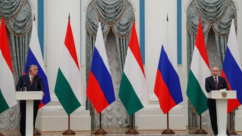 Fotografija: Madžarski premier Viktor Orbán je nekaj tednov pred rusko vojaško agresijo na Ukrajino v Moskvi obiskal Vladimira Putina. FOTO: Reuters