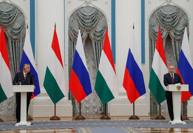 Madžarski premier Viktor Orbán je nekaj tednov pred rusko vojaško agresijo na Ukrajino v Moskvi obiskal Vladimira Putina. FOTO: Reuters
