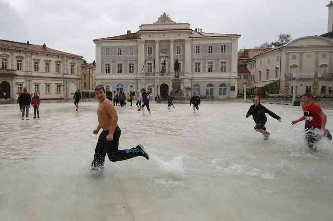 Enim so poplave zabava. Foto Leon Vidic
