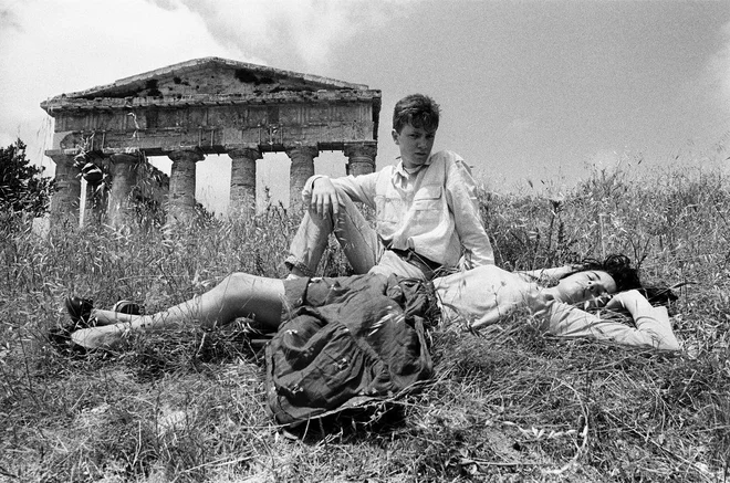 Poleg otrok, žensk in vidnih osebnosti je fotografirala tudi pare; tega je ujela pred templjem v Segesti. FOTO:&nbsp;Letizia Battaglia, 1986
