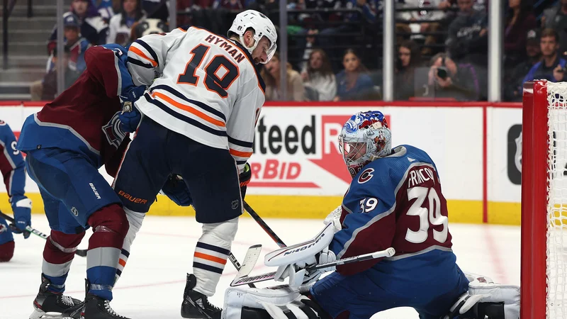 Fotografija: FOTO: Vratar ekipe Avalanche Pavel Francouz ustavlja Zacha Hymana na prvi tekmi v Denverju. FOTO: Harry How/AFP