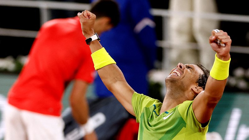 Fotografija: Rafael Nadal proslavlja zmago nad Novakom Đokovićem (v ozadju) po enem svojih najboljših obračunov v karieri. FOTO: Yves Herman/Reuters
