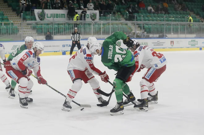 Gregor Koblar med lanskim dvobojem s KAC v Tivoliju. FOTO: Leon Vidic/Delo

