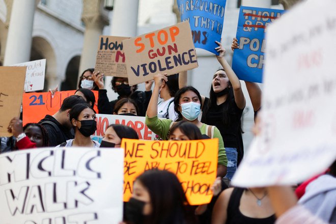 Dijaki srednje šole Miguel Contreras Learning Center v Los Angelesu demonstrirajo pred mestno hišo proti orožju. FOTO: Lucy Nicholson/Reuters
