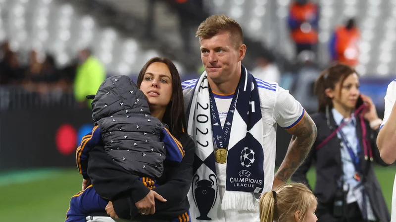Fotografija: Toni Kroos z družino po finalni tekmi v Parizu. FOTO: Kai Pfaffenbach/Reuters