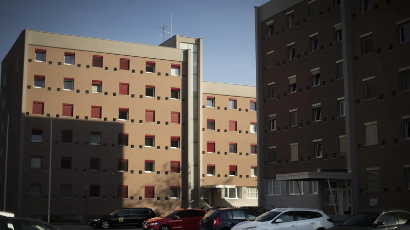 Fotografija: Bloki študentskega doma na Kardeljevi ploščadi. FOTO: Jure Eržen/Delo