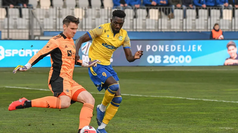 Fotografija: Lamin Colley (na fotografiji desno) je Kopru prinesel pokalno lovoriko in slastno denarno pogačo. FOTO: Aleksander Golob