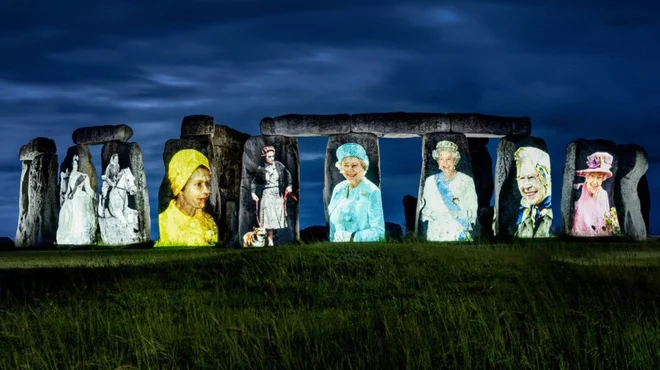 Nekateri zavračajo, drugi pozdravljajo začasno instalacijo na eni od najbolj obiskanih zgodovinskih znamenitosti Stonehenge. FOTO: družbena omrežja

