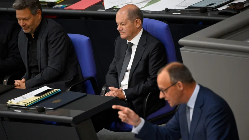 Fotografija: Predsednik krščanskodemokratske CDU Friedrich Merz (skrajno desno) je ostro napadel kanclerja Olafa Scholza (na sredini), saj da njegova vlada ni storila dovolj za pomoč Ukrajini pri obrambi pred Rusijo. FOTO: Tobias Schwarz/AFP