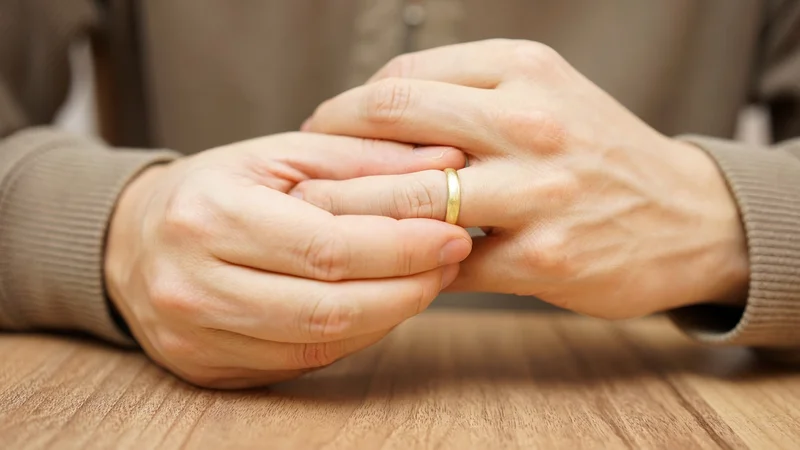 Fotografija: Če s sodelavcem, sodelavko skočite med rjuhe, je šla zvestoba partnerju v franže. FOTO: Shutterstock