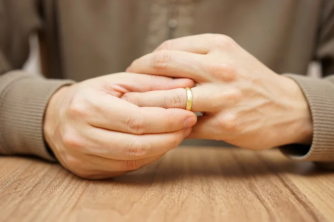 Če s sodelavcem, sodelavko skočite med rjuhe, je šla zvestoba partnerju v franže. FOTO: Shutterstock
