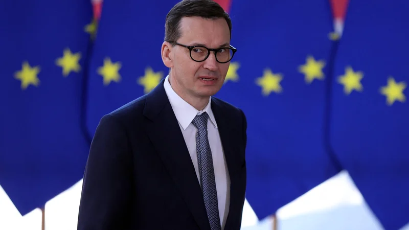 Fotografija: Poljski premier Mateusz Morawiecki se bo po odobritvi poljskega načrta za okrevanje srečal s predsednico evropske komisije Ursulo von der Leyen. FOTO: Kenzo Tribouillard/AFP