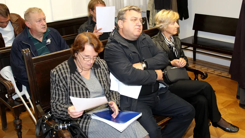 Fotografija: Milojka Globokar, Janko Globokar in Cvetka Medved (v ospredju z leve) ter Danilo Pintar in Marjan Tomažič (na drugi klopi z leve). FOTO: Dejan Javornik