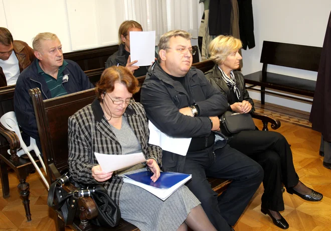 Milojka Globokar, Janko Globokar in Cvetka Medved (v ospredju z leve) ter Danilo Pintar in Marjan Tomažič (na drugi klopi z leve). FOTO: Dejan Javornik