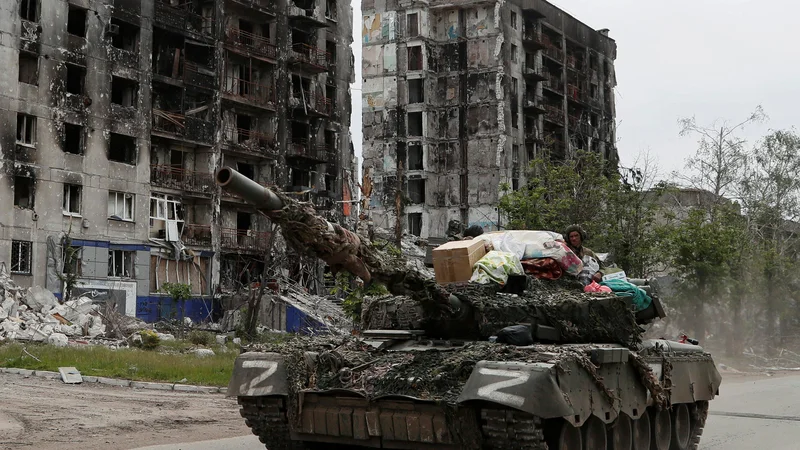Fotografija: Ruski tank z vojnim plenom v mestu Popasna v Luganški regiji. FOTO: Aleksander Jermočenko/Reuters