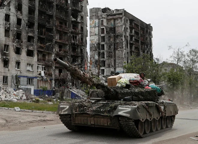 Ruski tank z vojnim plenom v mestu Popasna v Luganški regiji. FOTO: Aleksander Jermočenko/Reuters
