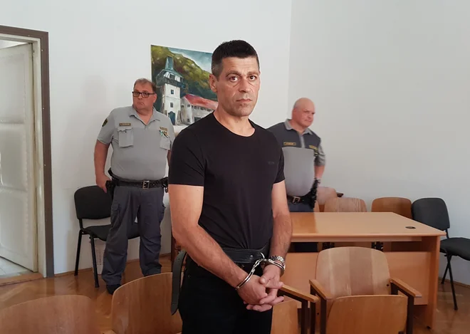Ves čas predobravnavnega naroka je bil Muhabi Gashi vklenjen. FOTO: Tanja Jakše Gazvoda
