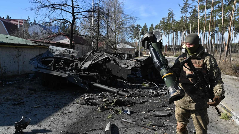 Fotografija: Veliko kosov orožja, ki jih države pošiljajo v Ukrajino, bo končalo v rokah kriminalcev. FOTO: Sergei Supinsky/AFP