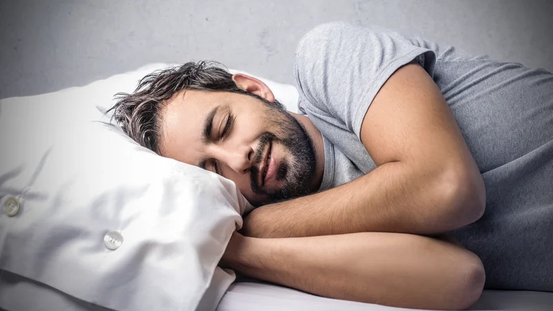 Fotografija: Včasih se ljudje ponoči preveč najemo, ker nam je pred spanjem preprosto dolgčas. FOTO: Arhiv Polet/ Shutterstock