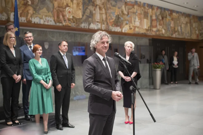 Kot je povedal Robert Golob, bo do naslednjega tedna izvedena revizija vseh škodljivih ukrepov zdaj že bivše vlade.  FOTO: Jure Eržen/Delo
