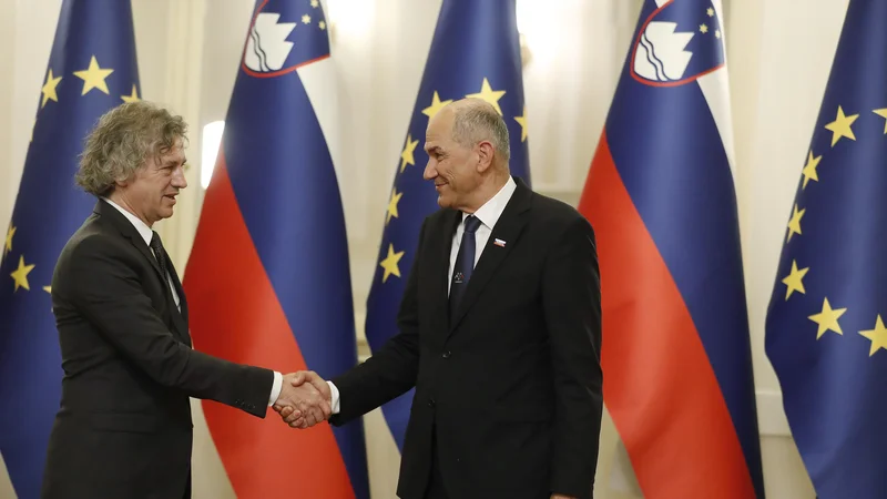 Fotografija: Že pred primopredajo poslov med novim in starim predsednikom vlade je Robert Golob napovedal revizijo škodljivih ukrepov vlade Janeza Janše. FOTO: Matej Družnik/Delo