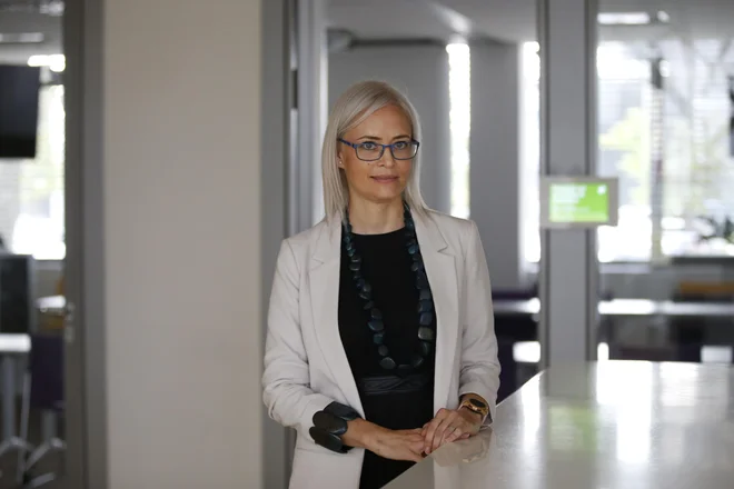 Poleg projektov s področja trajnostne mobilnosti v Mariboru že preizkušamo tudi delovanje sistema prioritetne vožnje s 5G-tehnologijo, pravi Marjana Senčar Srdič. FOTO: Matej Družnik/Delo

