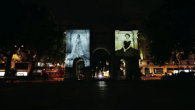 V začetku tedna so na enem od vhodov v londonski Hyde Park zaživeli kraljičini portreti iz zbirke Narodne galerije portretov. FOTO: Družbena omrežja
