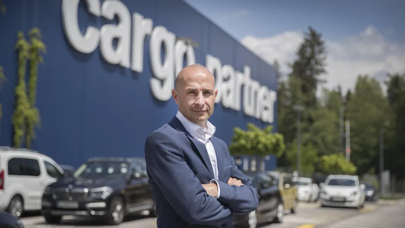 Fotografija: Na Brniku raste eden modernejših logističnih kompleksov v regiji, pravi Viktor Kastelic, direktor podjetja cargo-partner Slovenija. FOTO: Leon Vidic/Delo