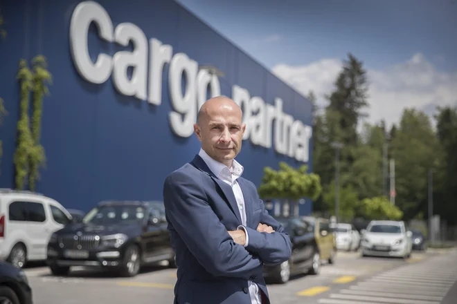 Na Brniku raste eden modernejših logističnih kompleksov v regiji, pravi Viktor Kastelic, direktor podjetja cargo-partner Slovenija. FOTO: Leon Vidic/Delo

&nbsp;
