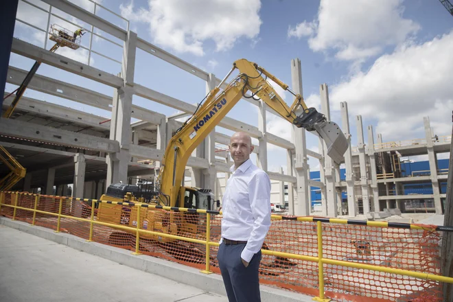 Viktor Kastelic: Novi objekt, ki bo s sedanjim objektom povezan na severni strani, bo zagotavljal dodatnih 14.100 kvadratnih metrov skladiščnih površin v treh etažah. FOTO: Leon Vidic/Delo
