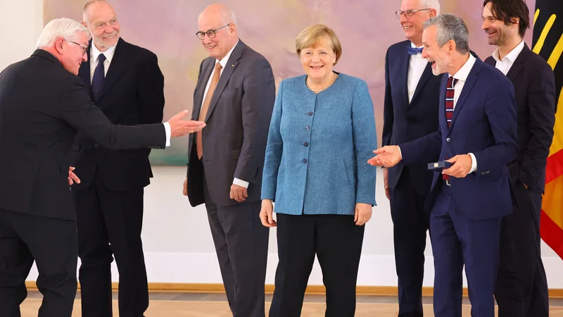 Fotografija: Nekdanja nemška kanclerka Angela Merkel se je 3. maja udeležila podelitve reda za zasluge igralcu Ulrichu Matthesu pri predsedniku države Frank-Walterju Steinmeierju. Gre za enega redkih pojavljanj nekdanje kanclerke v javnosti od zaključka kanclerske kariere. FOTO: Fabrizio Bensch/Reuters
