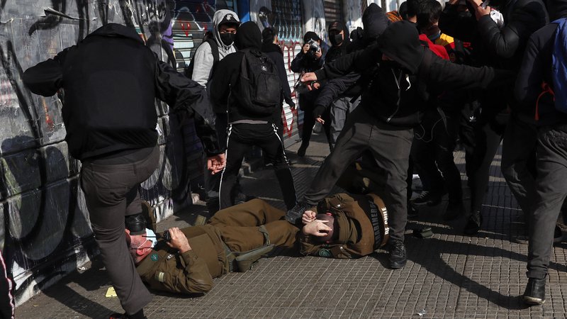 Fotografija: Med protivladnim protestom v Santiagu so protestniki napadli policiste, medtem ko je čilski predsednik Gabriel Boric na kongresu v Valparaisu v Čilu podal svoje prvo letno poročilo o stanju južnoameriške države. Foto: Javier Torres/Afp
