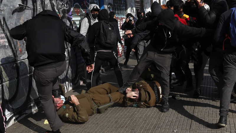 Fotografija: Med protivladnim protestom v Santiagu so protestniki napadli policiste, medtem ko je čilski predsednik Gabriel Boric na kongresu v Valparaisu v Čilu podal svoje prvo letno poročilo o stanju južnoameriške države. Foto: Javier Torres/Afp