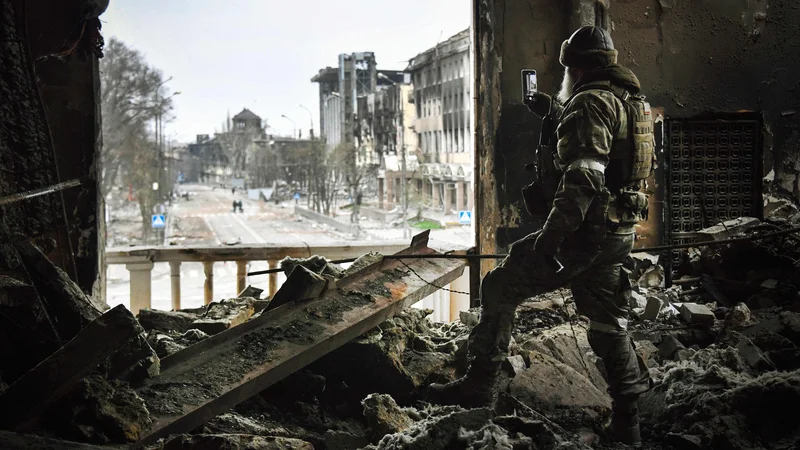 Fotografija: Vsaka vojna za seboj pušča razdejanje, kri in bolečino, težko je razumeti to umazano početje, a prav to poskušajo vojaški analitiki. FOTO: Alexander Nemenov/Afp