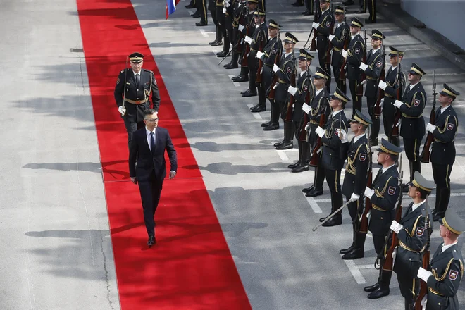 Primopredaja na ministrstvu za obrambo, Matej Tonin in Marjan Šarec. FOTO: Leon Vidic/Delo
