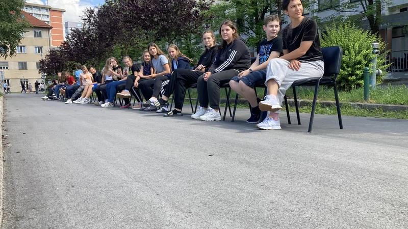Fotografija: Ena izmed delavnic šole v kulturi je performans v javnem prostoru. FOTO: Marko Kunčnik