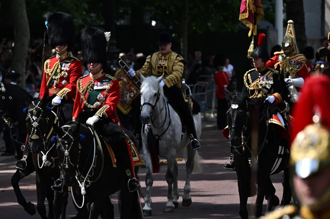 Princ Charles, prince William in princesa Ana so na ulice Londona prijahali v vojaških uniformah. FOTO: Ben Stansall/ AFP
