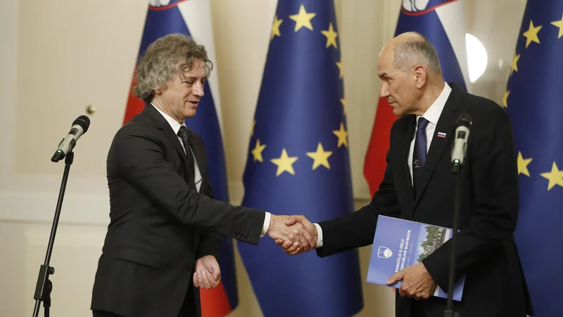 Fotografija: Iz zgodovine vemo, da je fevdalizem zamenjalo razsvetljenstvo. V sredo, 1. junija, se je nekaj podobnega zgodilo v Sloveniji. (Na fotografiji levo predsednik nove vlade Robert Golob in desno njegov predhodnik Janez Janša.) Foto Matej Družnik/Delo