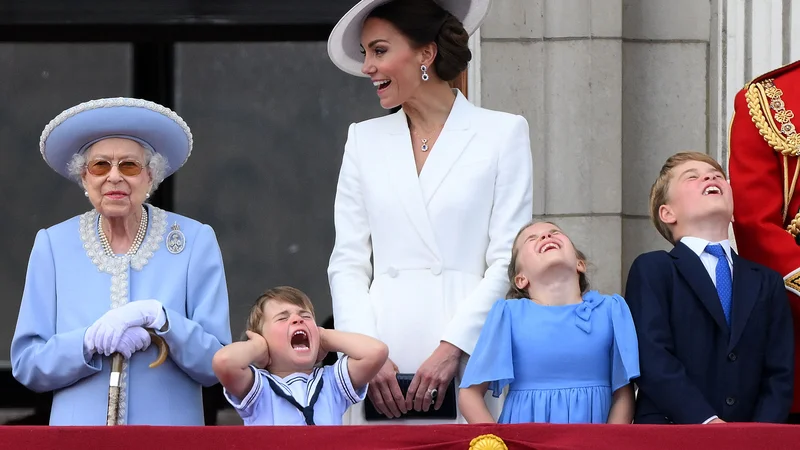 Fotografija: Princa Louisa je očitno zmotil glasen prelet letal, česar pa na balkonu Buckinghamske palače ni skrival. Foto Daniel Leal/ AFP