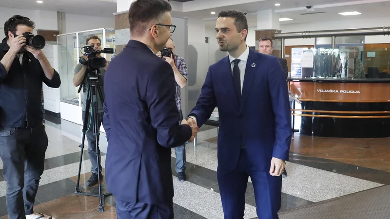 Fotografija: Primopredaja na ministrstvu za obrambo: Matej Tonin in Marjan Šarec. FOTO: Leon Vidic/Delo
