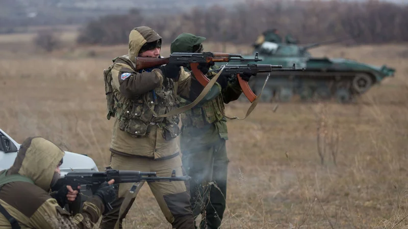 Fotografija: Ogenj iz kalašnikova. FOTO: Menahem Kahana/Afp
