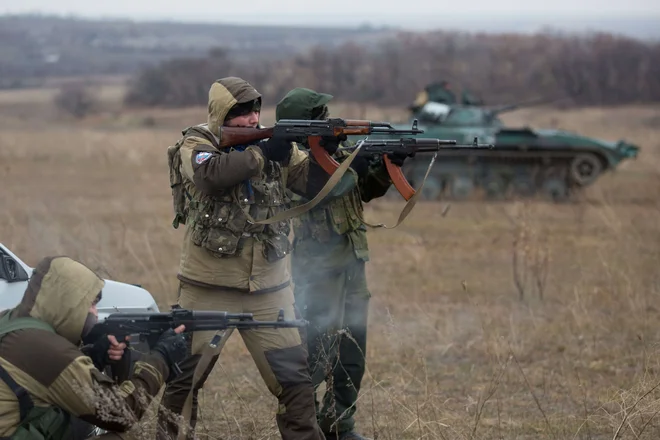 Ogenj iz kalašnikova. FOTO: Menahem Kahana/Afp
