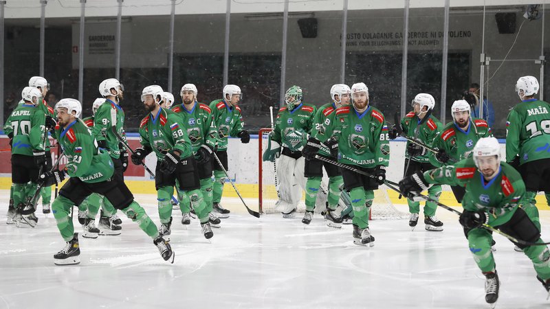 Fotografija: Hokejisti SŽ Olimpije med marčevskim dvobojem končnice lige ICEHL z VSV iz Beljaka. FOTO: Leon Vidic/Delo
